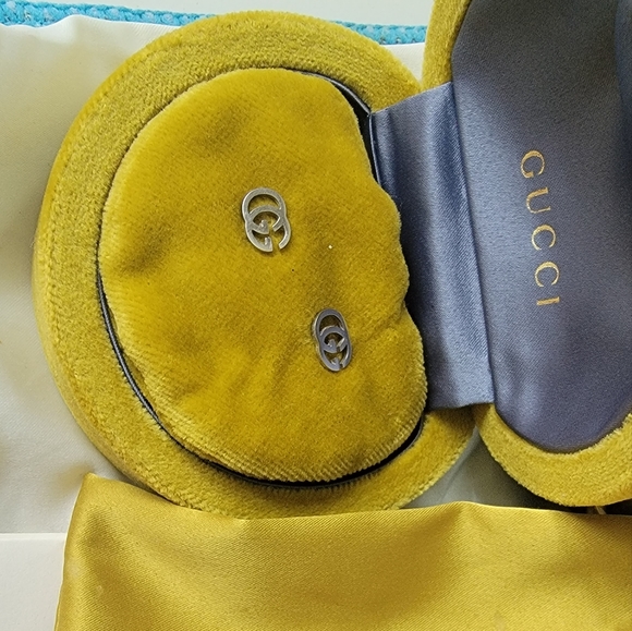 2 sets of Gucci Earinsand a Gucci belt - Picture 2 of 6